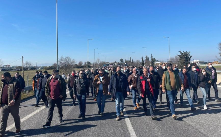 Λάρισα: Συμβολικός αποκλεισμός της Εθνικής Οδού από τους αγρότες