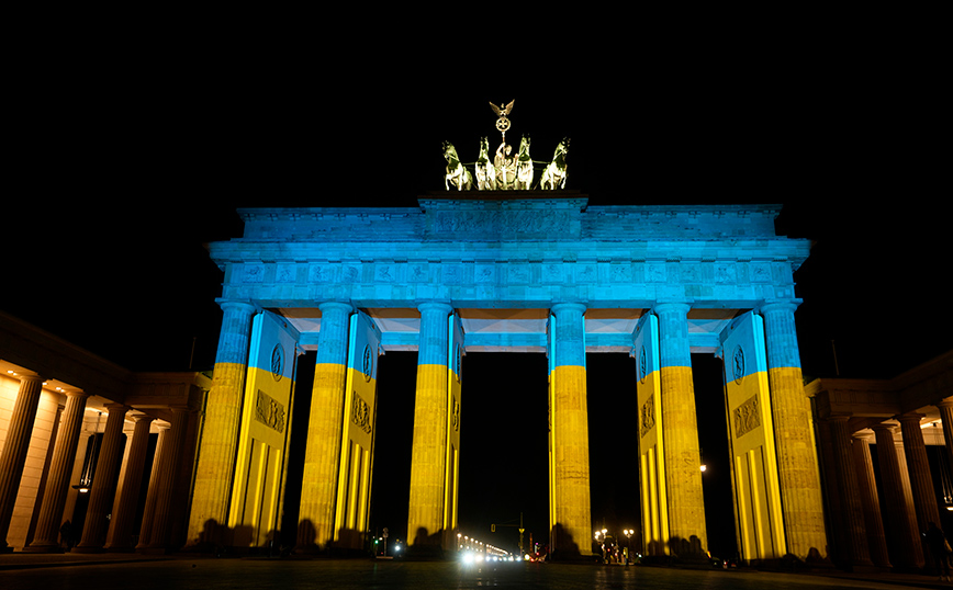 Βερολίνο και Παρίσι φωταγώγησαν κτίρια στα χρώματα της Ουκρανίας