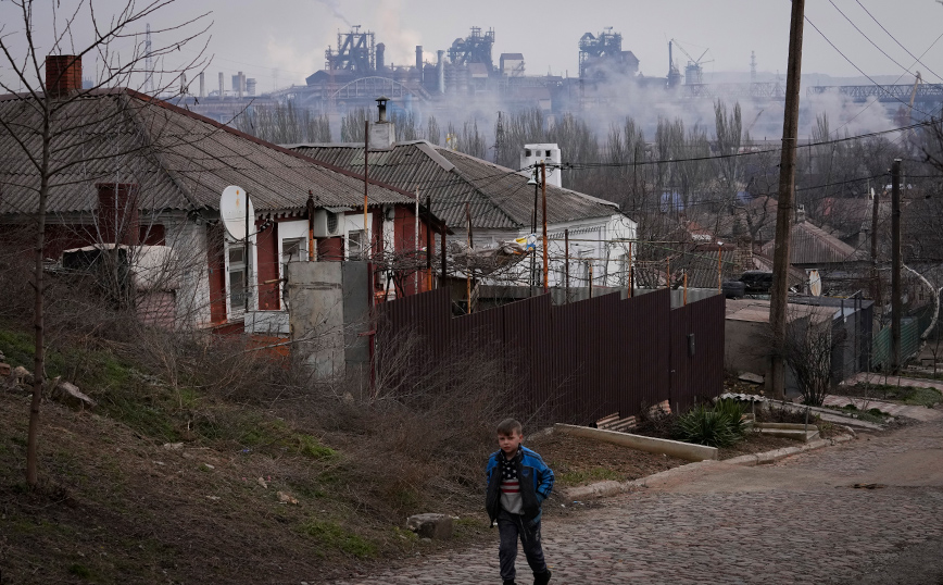 Εισβολή στην Ουκρανία: Νεκρό αγόρι από βομβαρδισμό ενός συγκροτήματος κατοικιών στο Χάρκοβο