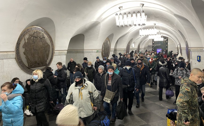 Εισβολή στην Ουκρανία: Ο άμαχος πληθυσμός βρίσκει καταφύγιο στους σταθμούς του μετρό του Κιέβου