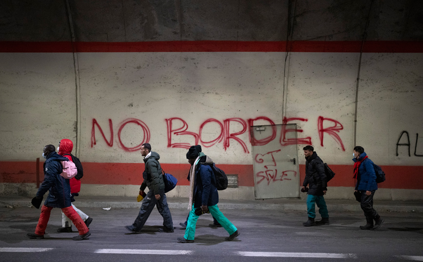 Γαλλία: Συρματοπλέγματα και φράχτες για τους μετανάστες