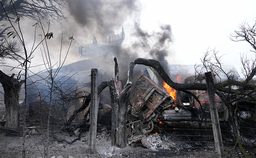 Εισβολή στην Ουκρανία: Το πρώτο φρικιαστικό 24ωρο του πολέμου μέσα από συγκλονιστικά καρέ