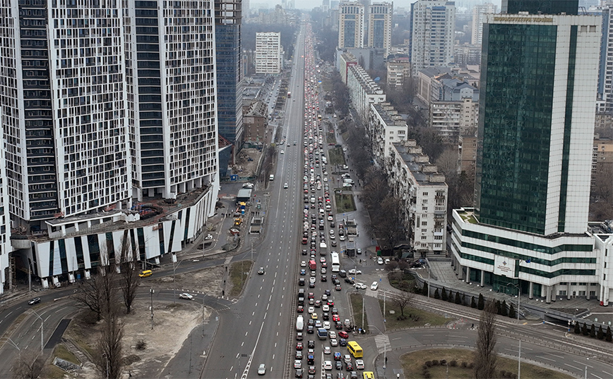 Εισβολή στην Ουκρανία: Ουρές χιλιομέτρων στους δρόμους καθώς οι πολίτες εγκαταλείπουν τα σπίτια τους