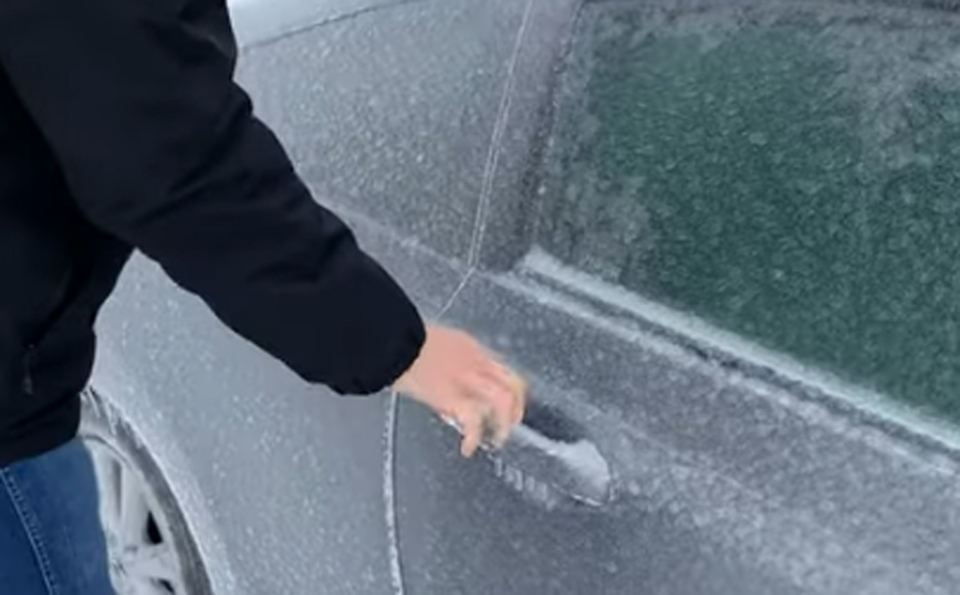 Όταν πας να ανοίξεις την πόρτα του αυτοκινήτου σου που έχει πιάσει πάγο