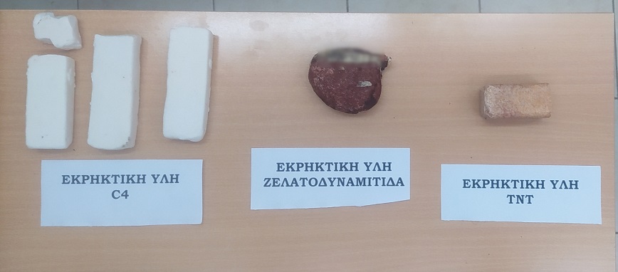 Τέσσερις συλλήψεις για κατοχή εκρηκτικών υλών και όπλων Τέσσερις συλλήψεις για κατοχή εκρηκτικών υλών και όπλων