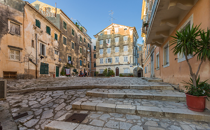 Παραδοσιακή αρχιτεκτονική στην παλιά πόλη της Κέρκυρας Παραδοσιακή αρχιτεκτονική στην παλιά πόλη της Κέρκυρας