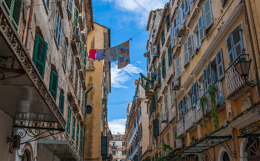 Μπουγάδα απλωμένη στα ενετικά κτίρια στην παλιά πόλη της Κέρκυρας Μπουγάδα απλωμένη στα ενετικά κτίρια στην παλιά πόλη της Κέρκυρας