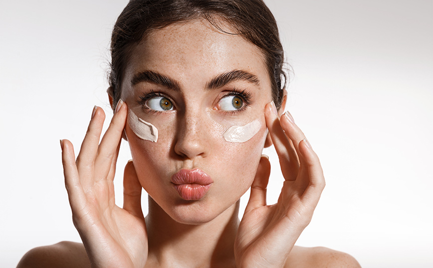 Γυναίκα με αντηλιακό στο πρόσωπο Γυναίκα με αντηλιακό στο πρόσωπο