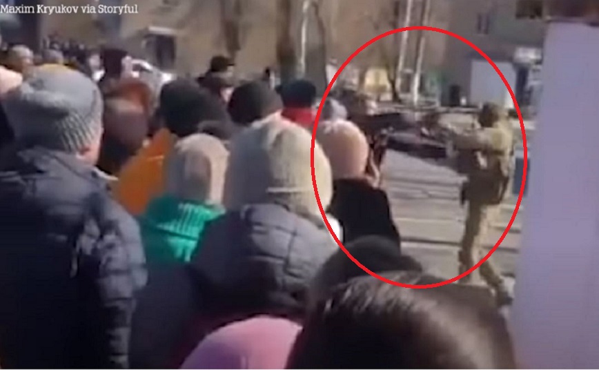 Ουκρανοί πολίτες πιάστηκαν στα χέρια με Ρώσους στρατιώτες στη Μελιτόπολη