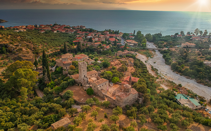 Η Καρδαμύλη την ώρα του ηλιοβασιλέματος Η Καρδαμύλη την ώρα του ηλιοβασιλέματος