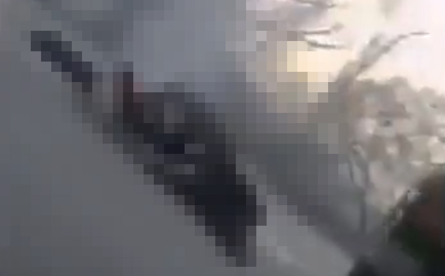 Σοκαριστικά πλάνα: Πατέρας πέφτει στο οδόστρωμα από πυρά στο Κίεβο &#8211; Ο γιος του τραβάει βίντεο