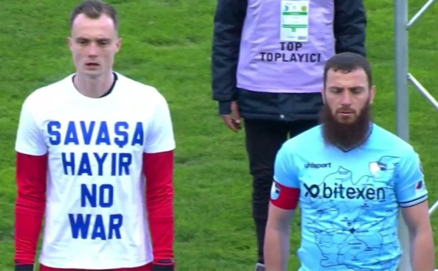 Πόλεμος στην Ουκρανία: Τούρκος ποδοσφαιριστής αρνήθηκε να φορέσει μπλουζάκι που γράφει «όχι στην πόλεμο»