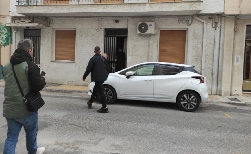 Ο πατέρας του Μάνου στο σπίτι της Ρούλας Πισπιρίγκου Ο πατέρας του Μάνου στο σπίτι της Ρούλας Πισπιρίγκου