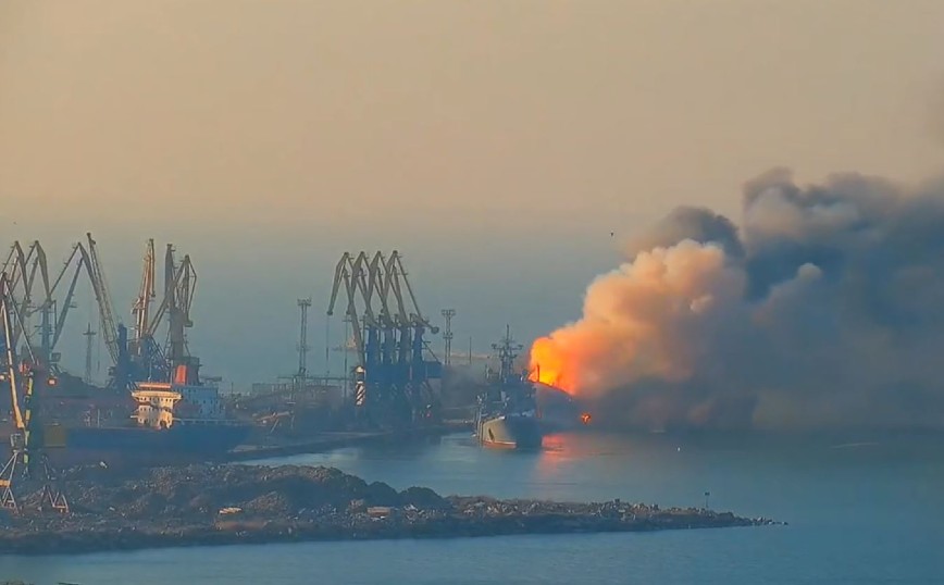 Νέο βίντεο από το χτύπημα των Ουκρανών στο ρωσικό πλοίο &#8211; Φλόγες και καπνοί στο λιμάνι Μπερντιάνσκ