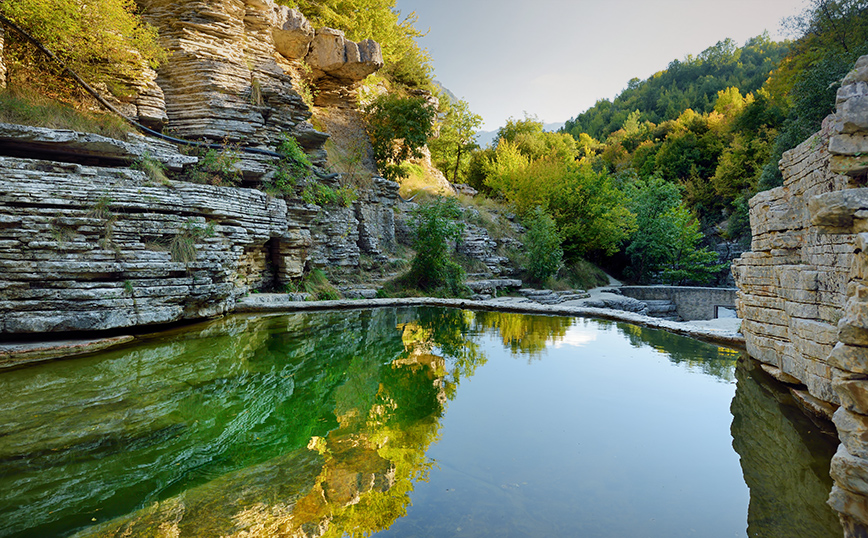 Γαλήνιο το τοπίο στις Κολυμπήθρες στο Ζαγόρι Γαλήνιο το τοπίο στις Κολυμπήθρες στο Ζαγόρι