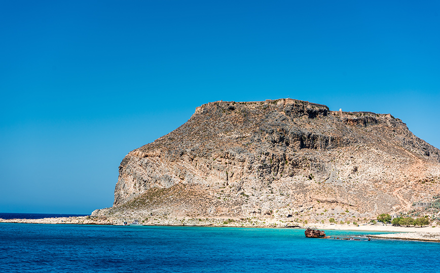 Το επιβλητικό κάστρο στη Γραμβούσα και το ναυάγιο Δημήτριος Π. Το επιβλητικό κάστρο στη Γραμβούσα και το ναυάγιο Δημήτριος Π.