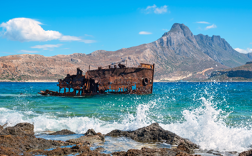 Το ναυάγιο στη Γραμβούσα από κοντά Το ναυάγιο στη Γραμβούσα από κοντά