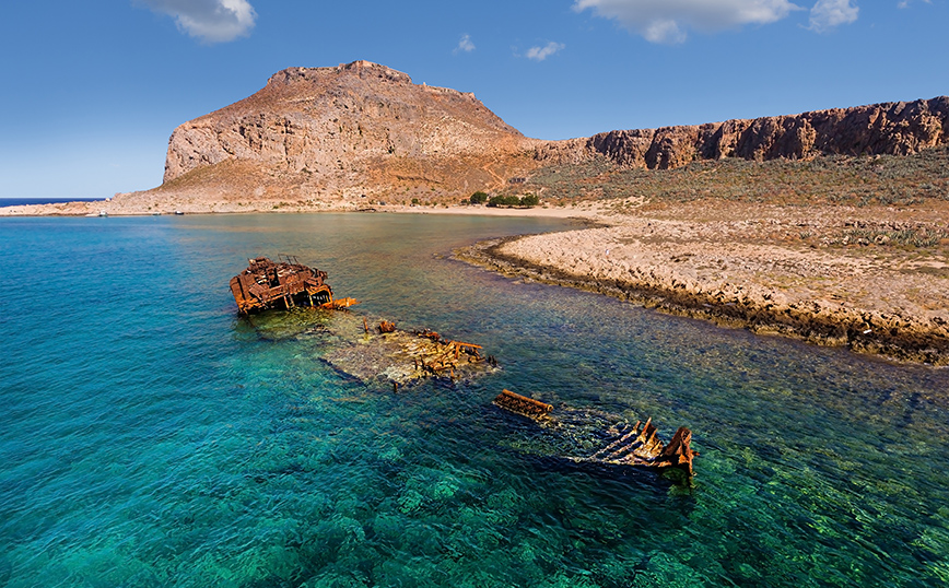 Το ναυάγιο και στο βάθος το κάστρο στη Γραμβούσα Το ναυάγιο και στο βάθος το κάστρο στη Γραμβούσα