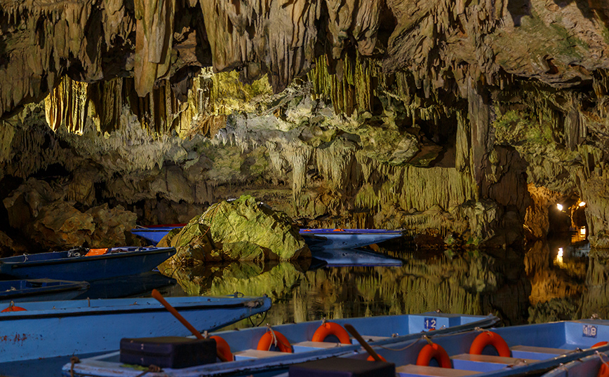 Το σπήλαιο Διρού στη Μάνη Το σπήλαιο Διρού στη Μάνη