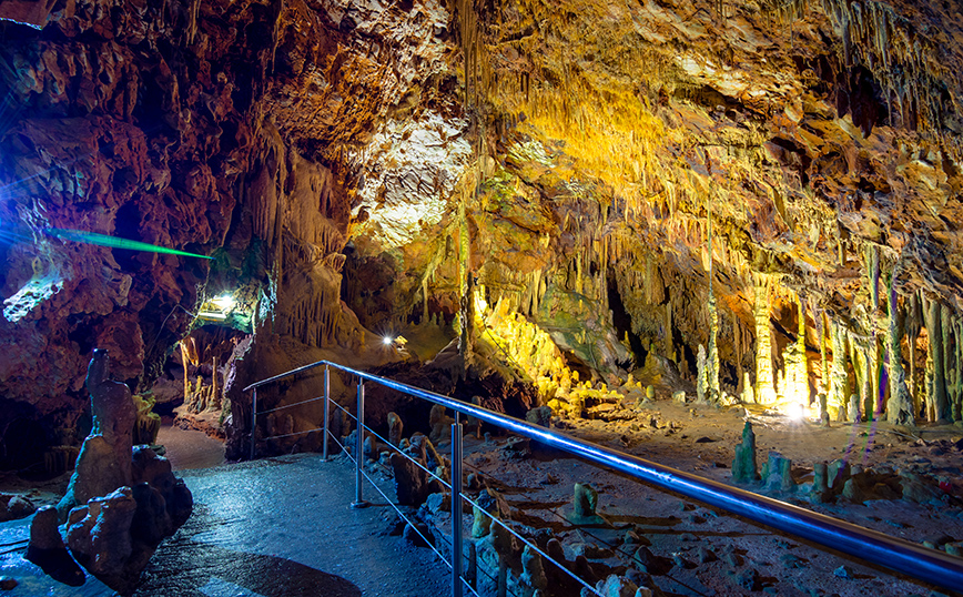 Εντυπωσιακοί σταλακτίτες στο σπήλαιο Διρού στη Μάνη Εντυπωσιακοί σταλακτίτες στο σπήλαιο Διρού στη Μάνη