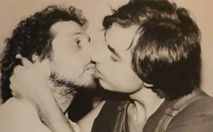 Σπύρος Μπιμπίλας: Η φωτογραφία με ένα από τα πρώτα γκέι φιλιά στο ελληνικό θέατρο