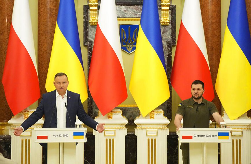 Ουκρανία: Ο Ζελένσκι υποσχέθηκε αμοιβαία δικαιώματα για τους Πολωνούς που ζουν στη χώρα