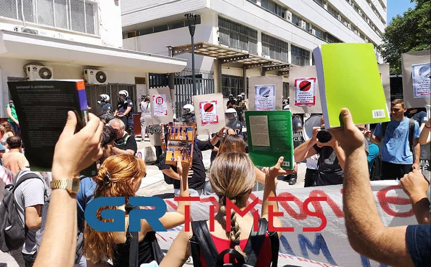 Νέες κινητοποιήσεις φοιτητών κατά της αστυνομικής παρουσίας στο ΑΠΘ Νέες κινητοποιήσεις φοιτητών κατά της αστυνομικής παρουσίας στο ΑΠΘ