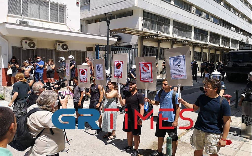 Νέες κινητοποιήσεις φοιτητών κατά της αστυνομικής παρουσίας στο ΑΠΘ Νέες κινητοποιήσεις φοιτητών κατά της αστυνομικής παρουσίας στο ΑΠΘ