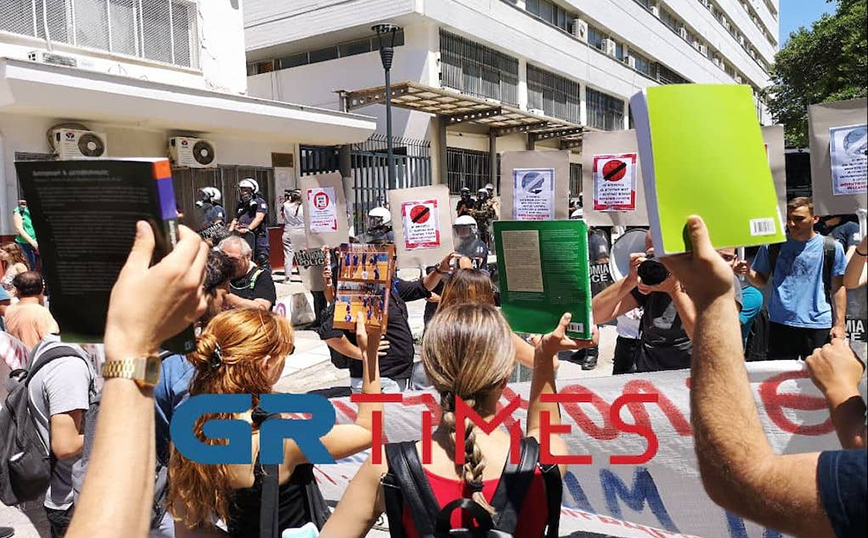 Νέες κινητοποιήσεις φοιτητών κατά της αστυνομικής παρουσίας στο ΑΠΘ Νέες κινητοποιήσεις φοιτητών κατά της αστυνομικής παρουσίας στο ΑΠΘ