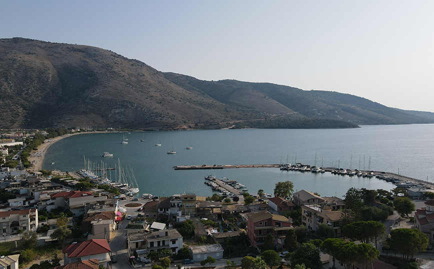 Το χωριό και η μαρίνα της Πλαταριάς Το χωριό και η μαρίνα της Πλαταριάς