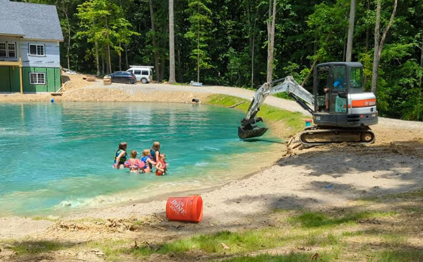 Έφτιαξε αυτοσχέδιο water park με έναν&#8230; εκσκαφέα