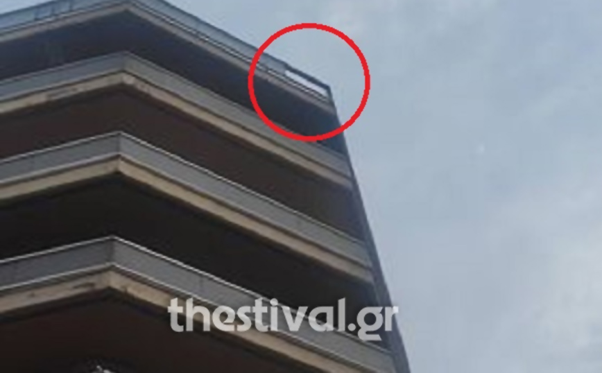 Θεσσαλονίκη: Τζαμαρία έπεσε από τον 7ο όροφο εξαιτίας της κακοκαιρίας