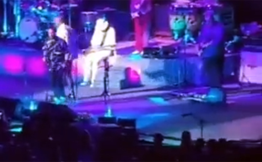 Κάρλος Σαντάνα: Κατέρρευσε στη σκηνή στη διάρκεια συναυλίας – Δείτε βίντεο
