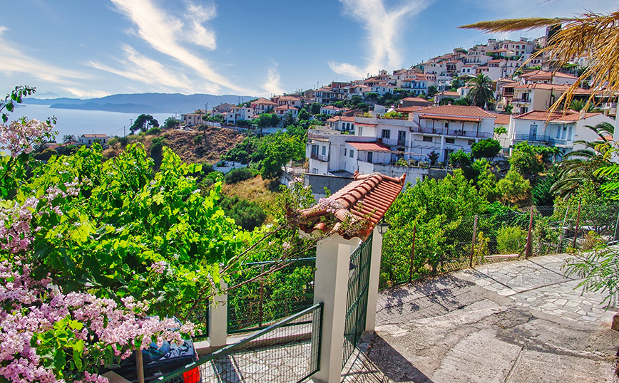 Η Σκόπελος, το ομορφότερo νησί για τους Γάλλους &#8211; «Αναβίωση» του Mamma Mia σε βράχο ύψους 100 μέτρων
