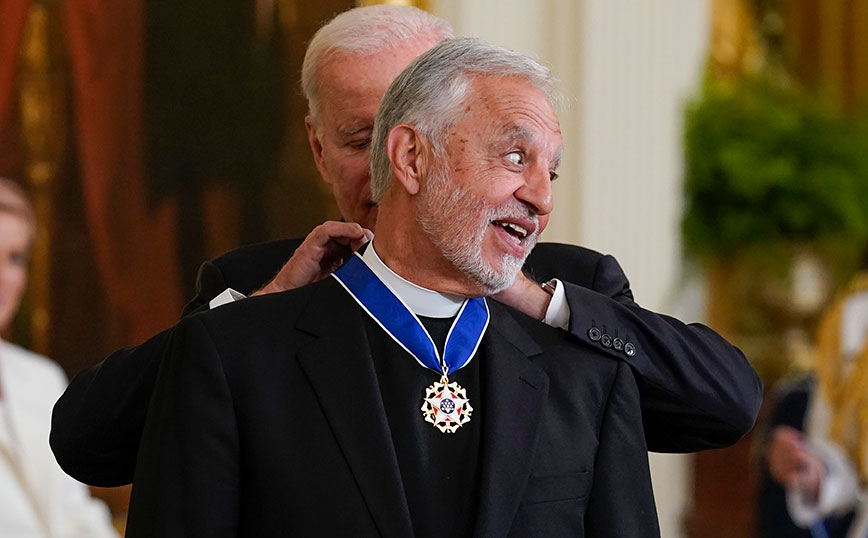 Πατήρ Αλέξανδρος Καρλούτσος: Τιμήθηκε με το μετάλλιο Ελευθερίας από τον Τζο Μπάιντεν