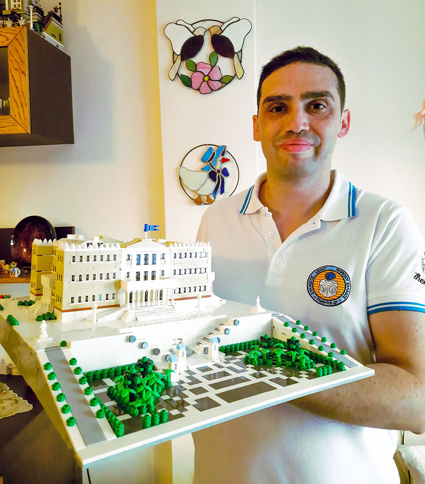 Έφτιαξε με περίπου 5000 lego το κτίριο της Βουλής των Ελλήνων Έφτιαξε με περίπου 5000 lego το κτίριο της Βουλής των Ελλήνων