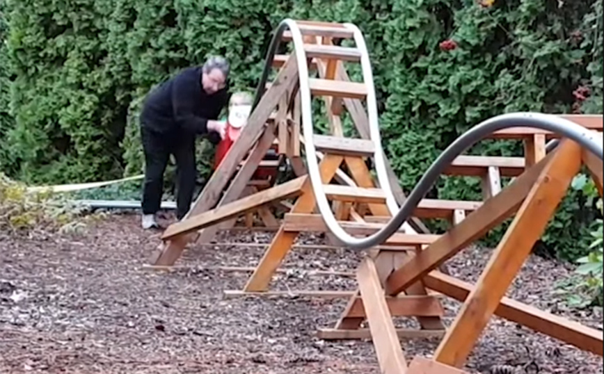 Έκαναν αυτοσχέδιο roller coaster στην αυλή του σπιτιού τους