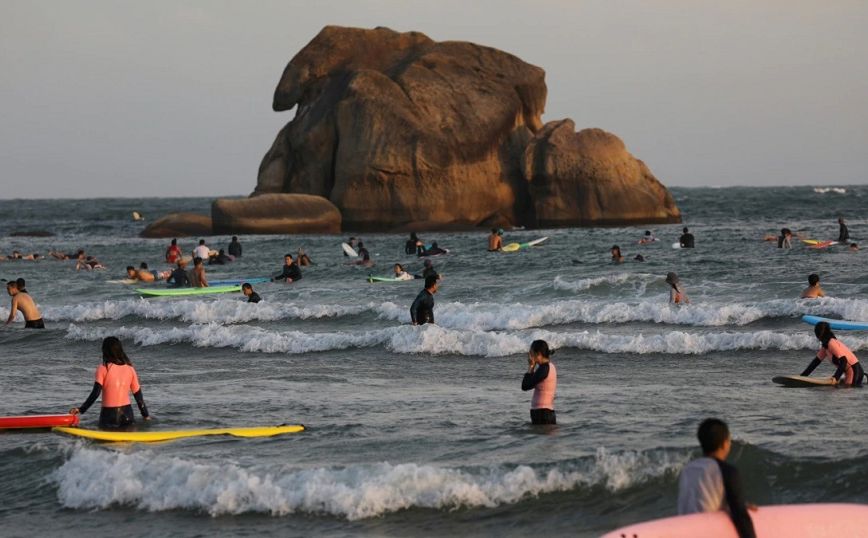 Κίνα: Εγκλωβισμένοι στο νησί Χαϊνάν πάνω από 80.000 τουρίστες λόγω των περιορισμών για τον κορονοϊό