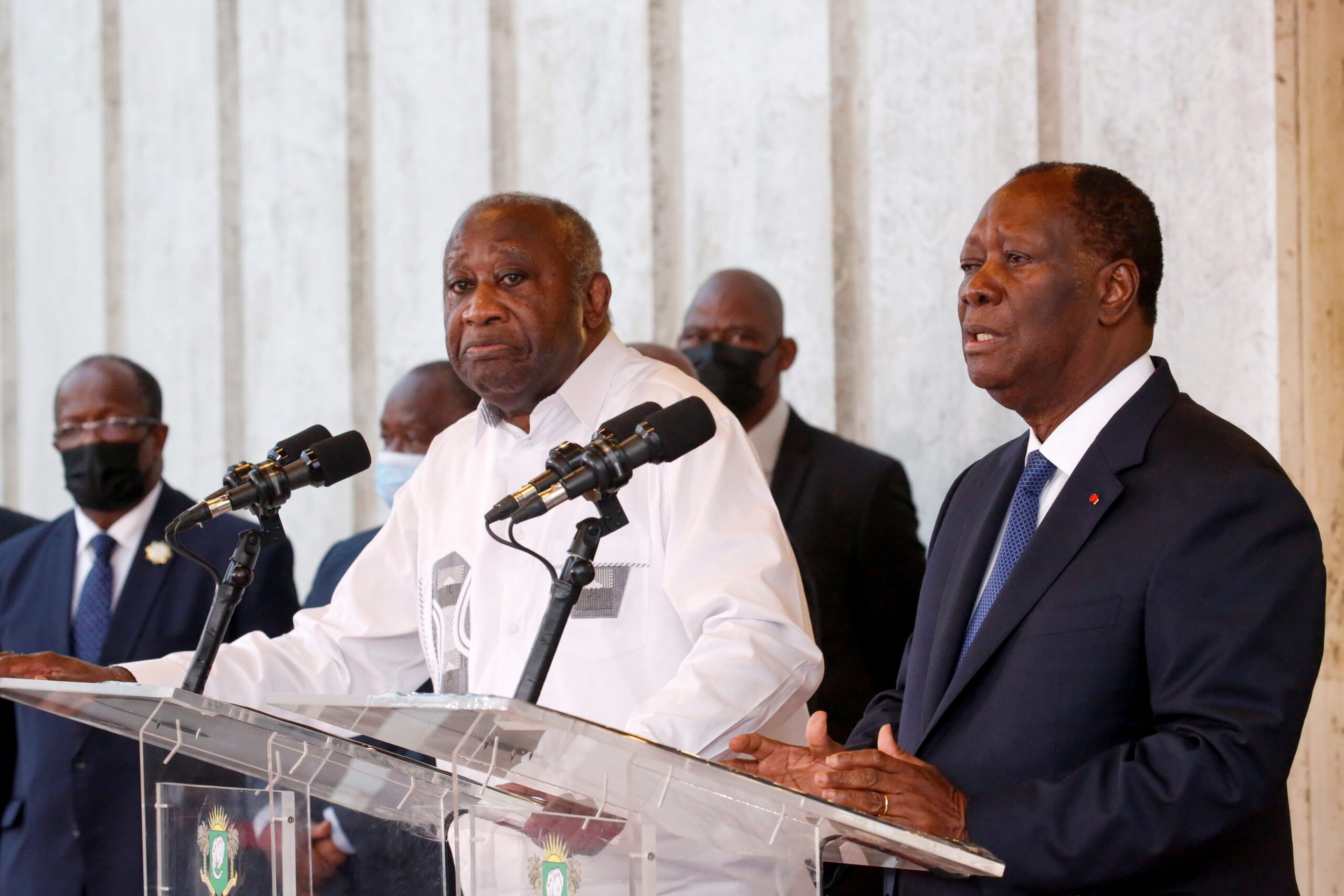 Ο πρόεδρος της Ακτής Ελεφαντοστού απονέμει χάρη στον προκάτοχό του