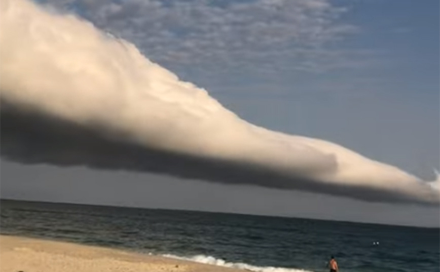 Σύννεφο μοιάζει με τέντα πάνω από παραλία