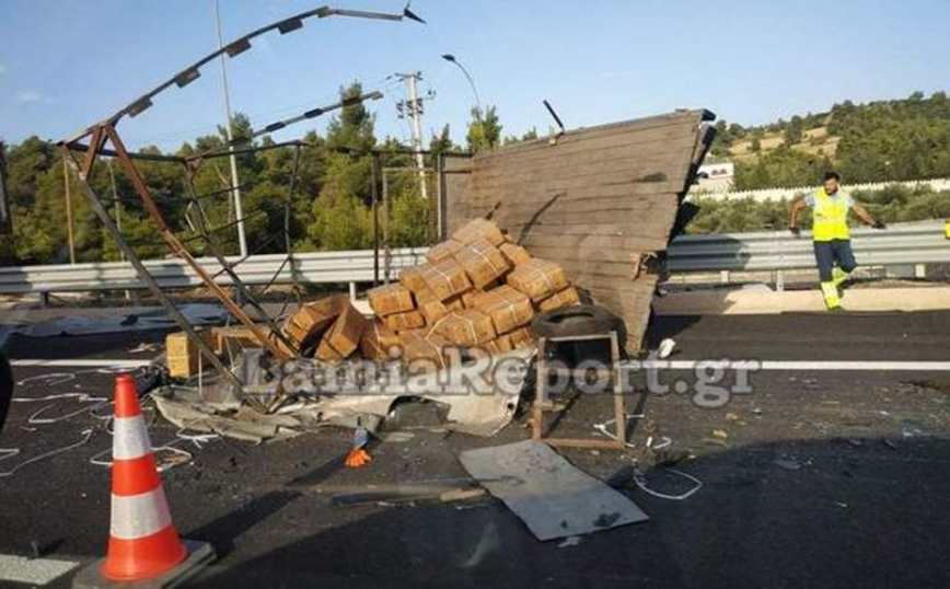 Ανατροπή νταλίκας στην εθνική οδό Αθηνών &#8211; Λαμίας