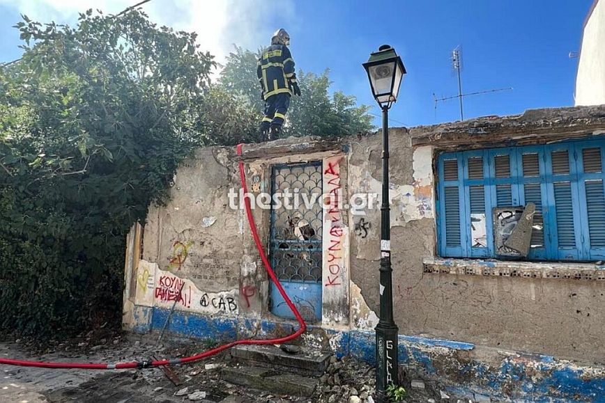 Θεσσαλονίκη: Υπό έλεγχο η φωτιά σε εγκαταλελειμμένο οίκημα