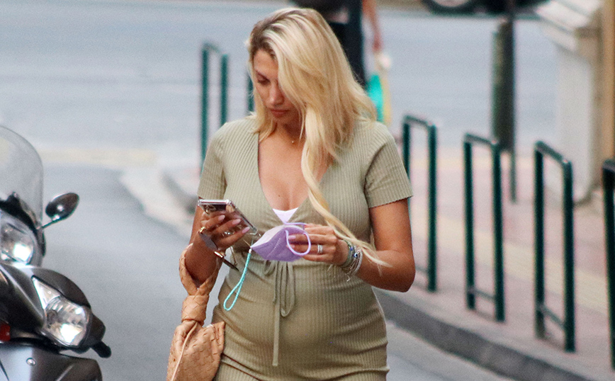 Κωνσταντίνα Σπυροπούλου: Φωτογραφίες από τη βόλτα της εγκυμονούσας παρουσιάστριας στο κέντρο της Αθήνας