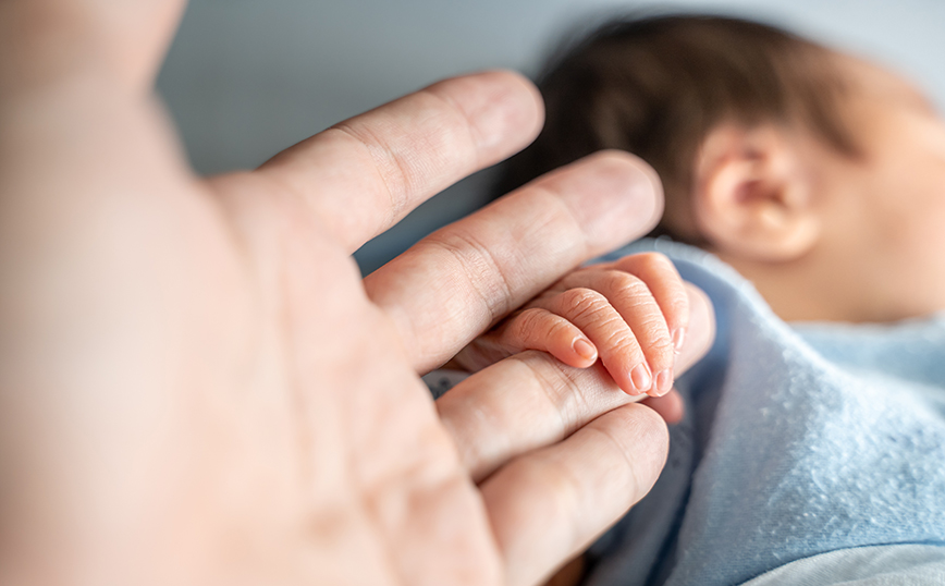 Επίδομα γέννησης: Έρχεται αναδρομική αύξηση από 400-1.500 ευρώ τον Απρίλιο