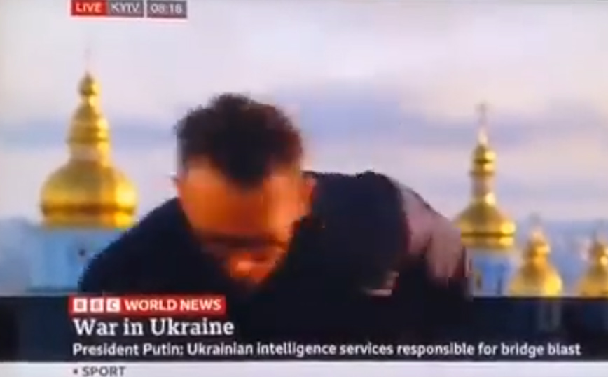 Δημοσιογράφος του BBC μεταδίδει live την ώρα των εκρήξεων στο Κίεβο – Δείτε βίντεο