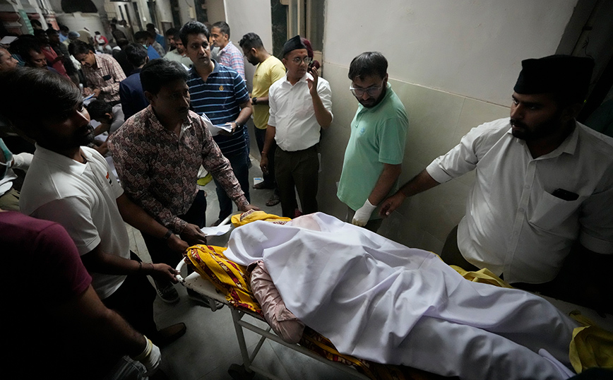 Φρικτό τροχαίο στην Ινδία: Τουλάχιστον 18 νεκροί από τη σύγκρουση λεωφορείου με βυτίο μεταφοράς γάλακτος