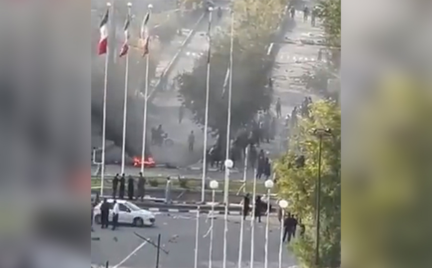 Ιράν: Δυνάμεις ασφαλείας άνοιξαν πυρ εναντίον διαδηλωτών που είχαν συγκεντρωθεί στον τάφο της Μαχσά Αμινί