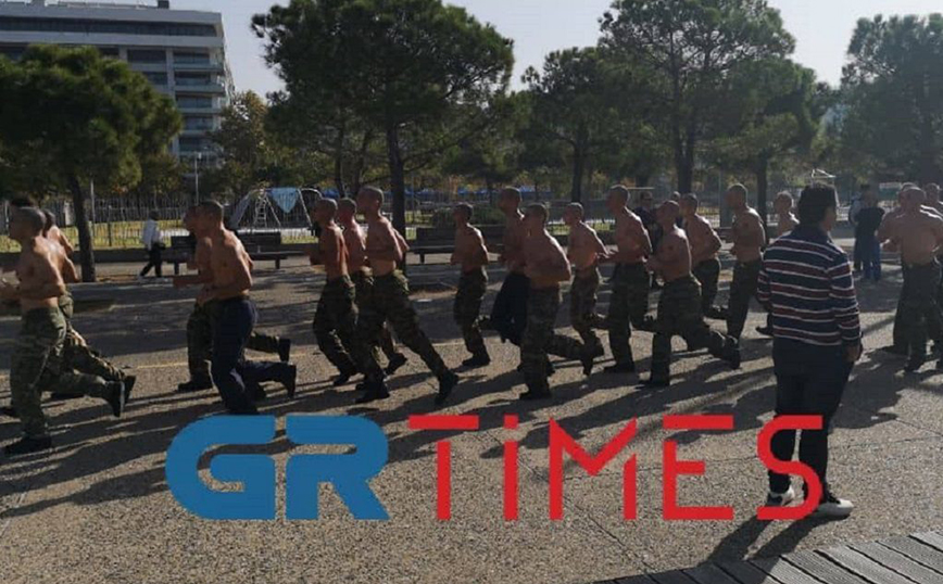 Θεσσαλονίκη: Ημίγυμνοι ΟΥΚάδες βγήκαν στην πόλη και έκαναν γυμναστική