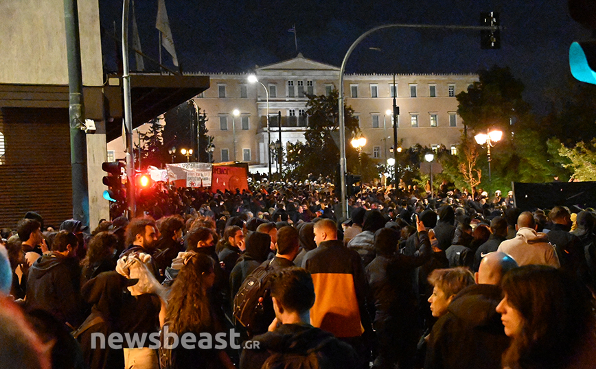 Πολυτεχνείο: Σε εξέλιξη η πορεία προς την αμερικανική πρεσβεία &#8211; Ένταση και μολότοφ στην Κλαυθμώνος