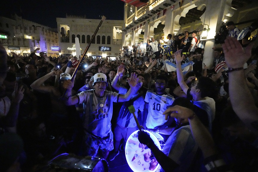 Μουντιάλ 2022: «Τρελάθηκαν» οι Αργεντινοί οπαδοί στο Κατάρ &#8211; «Αυτό είναι για τον Ντιέγκο που μας βλέπει απ&#8217; τον ουρανό»